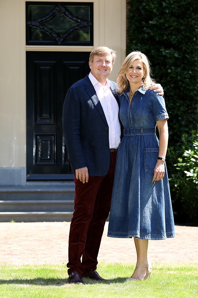 Koning Willem-Alexander en Koningin Máxima in de tuin van de Eikenhorst